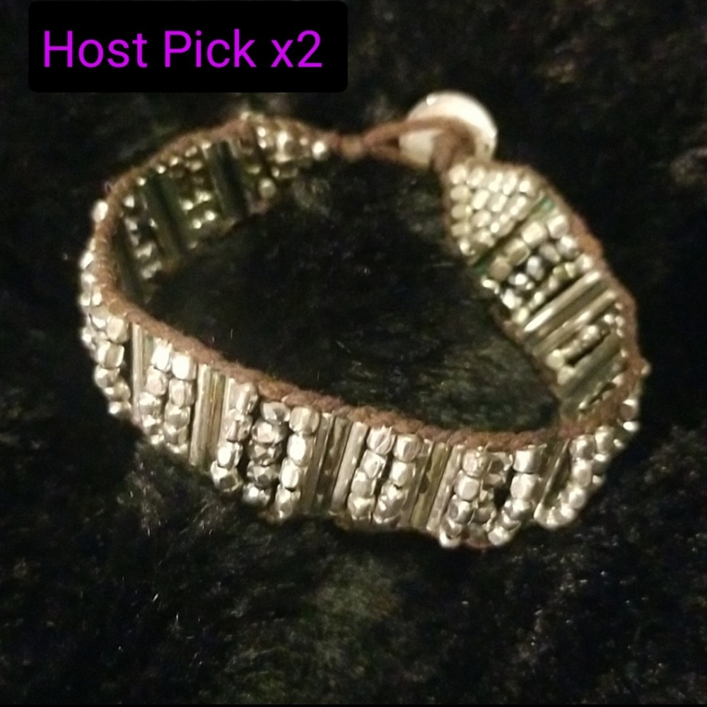 AMERICAN EAGLE OUTFITTERS Bracelet with Silver tone beads and faux sparkles.